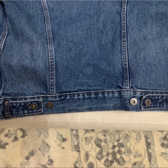 (NWT) Levi Jeans Distressed Denim Jacket - Picture 4 of 5